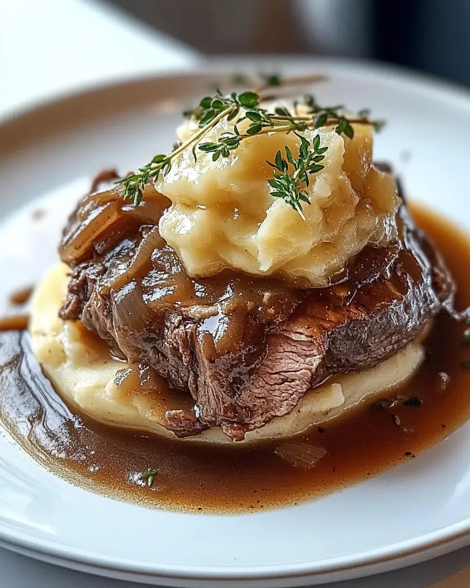 Zartes Rinderbraten mit Zwiebelsoße – Ein Genuss für Feinschmecker!