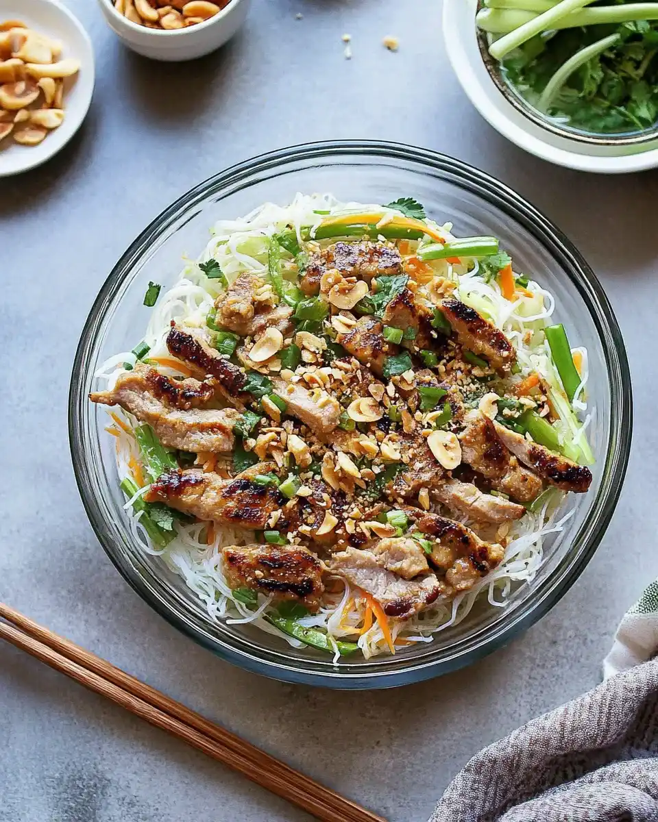 Frischer vietnamesischer Glasudelsalat mit gegrilltem Hähnchen – ein erfrischendes Rezept!