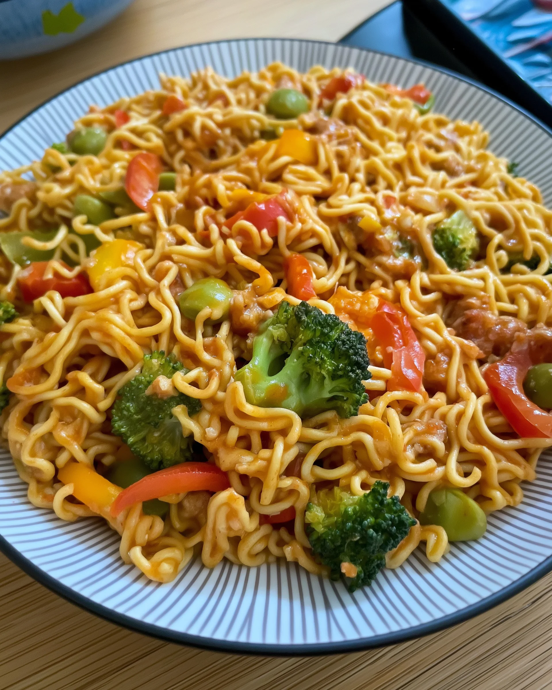 Mie-Nudeln mit Erdnusssoße und Gemüse: Schnell und lecker!