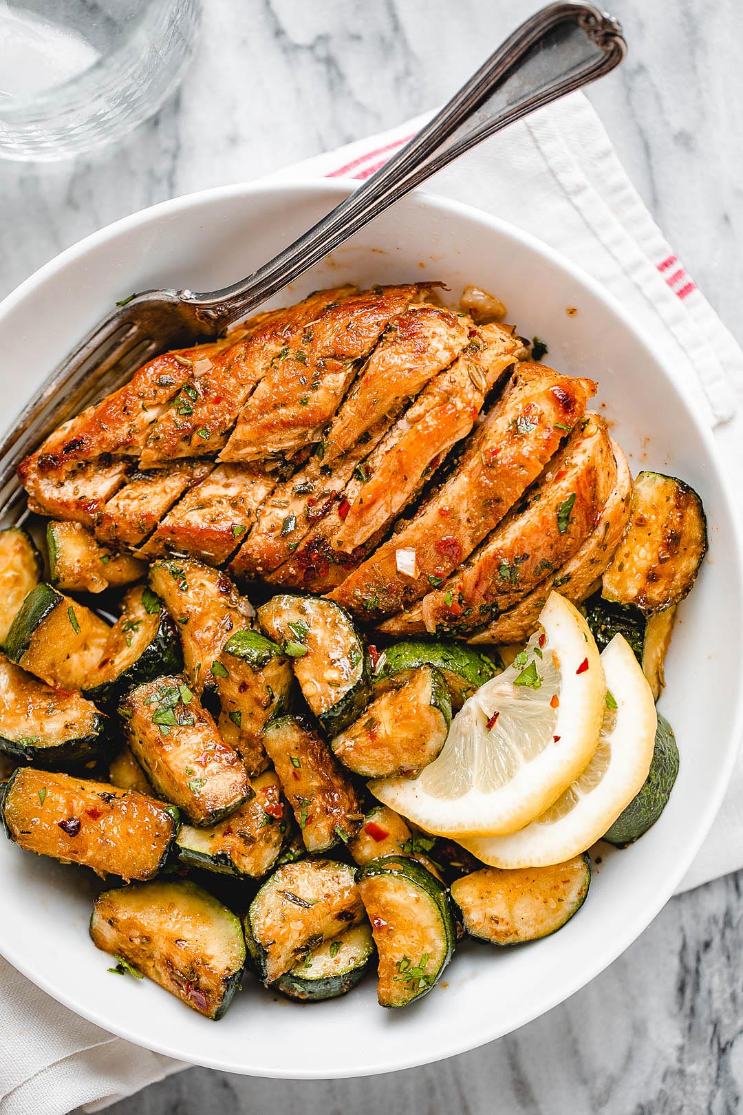 Zitronen-Knoblauch-Hähnchen mit Zucchini – Ihr neues Lieblingsgericht!