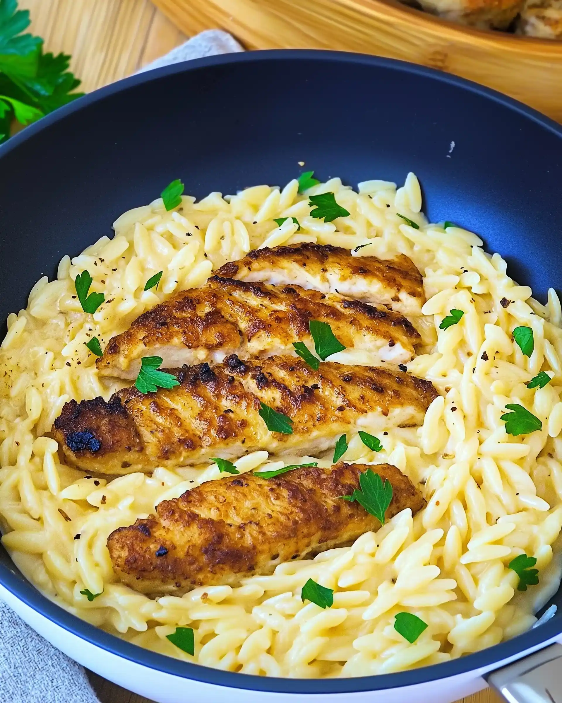 Cremige Orzo-Pasta mit gebratenem Hähnchen: So gelingt's!
