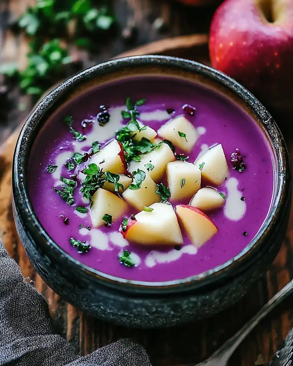 Rotkohlsuppe mit Apfel – Ein gesundes Rezept entdecken!