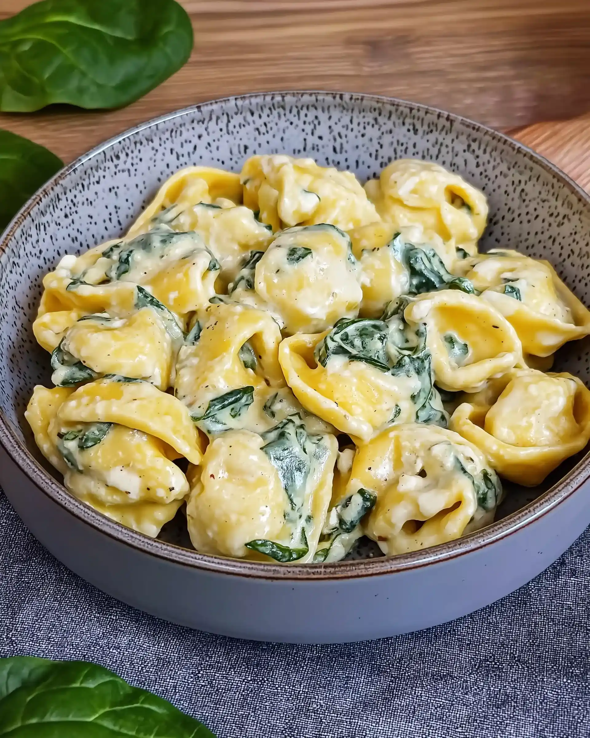 Tortellini mit Frischkäse-Sahnesauce und Spinat genießen!
