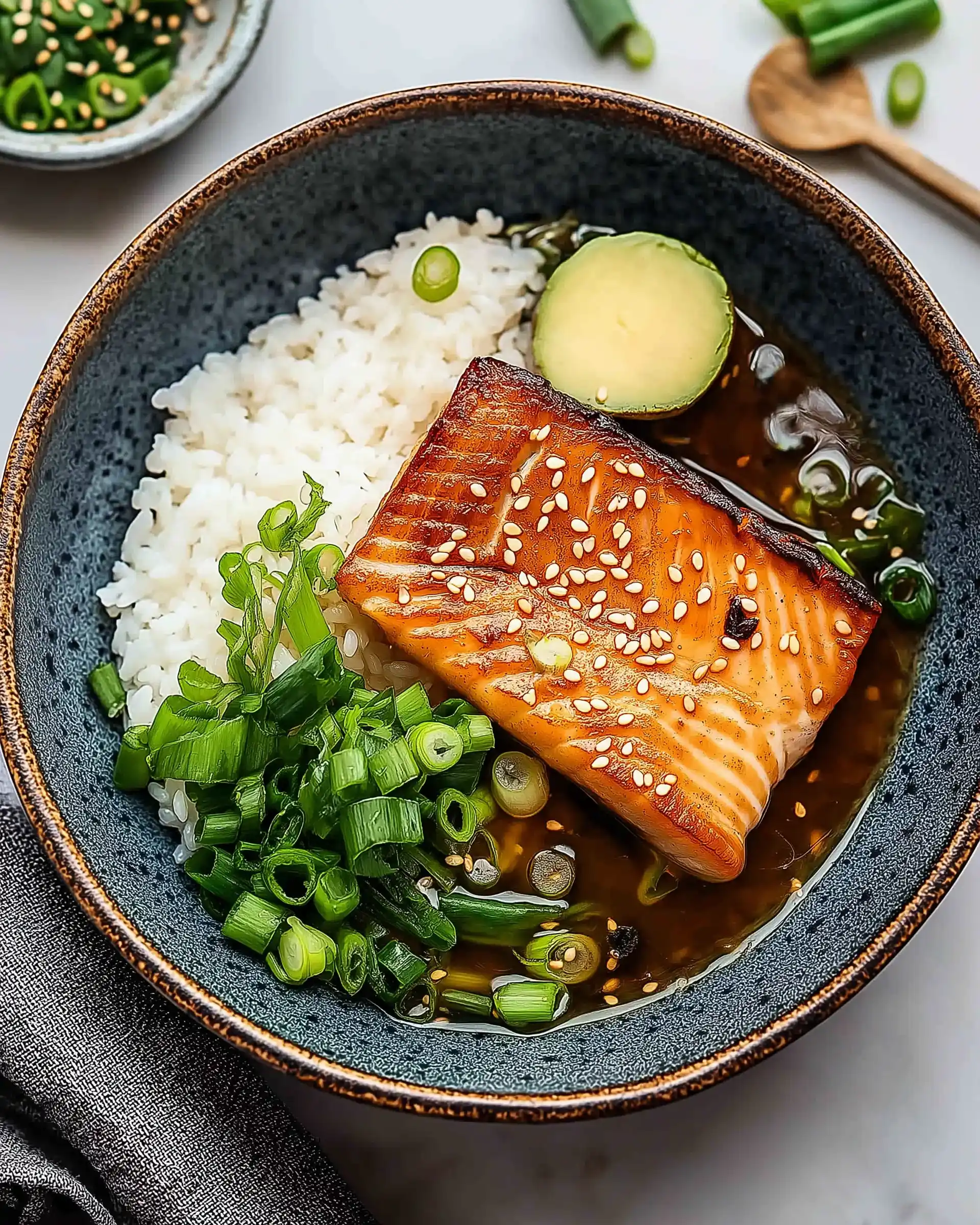 Miso-Glasiertes Lachsfilet mit einer süß-salzigen Note – Ein Genuss!
