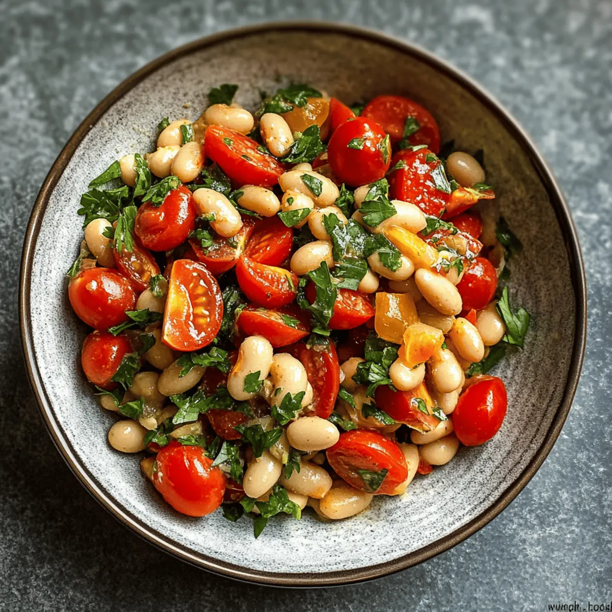 Bohnensalat mit Tomaten und fruchtigem Dressing