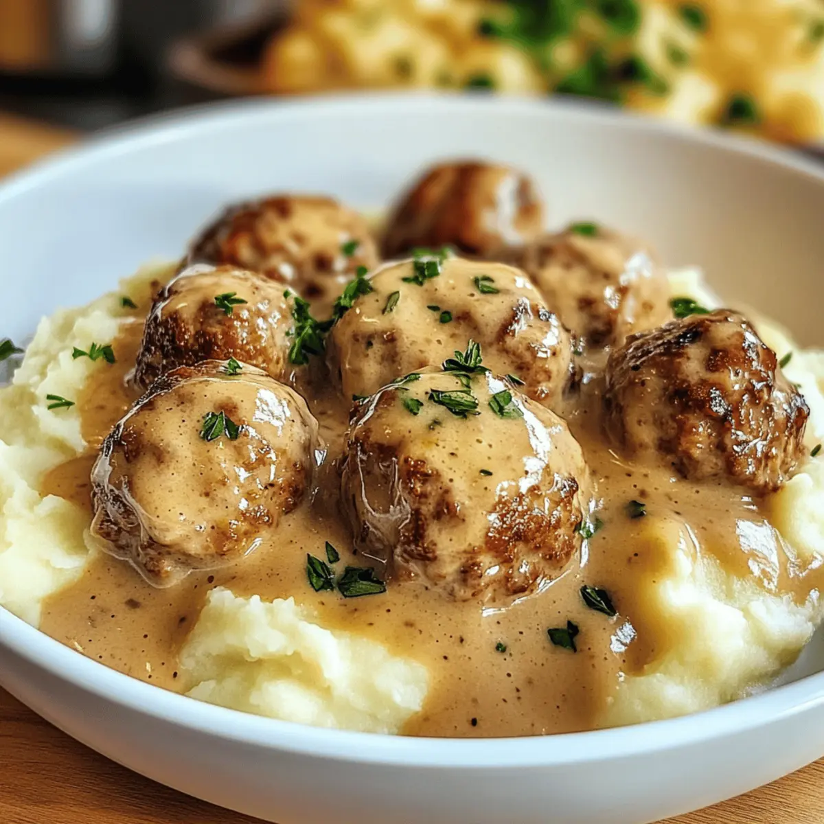 Hackbällchen in cremiger Sauce mit Kartoffelpüree genießen