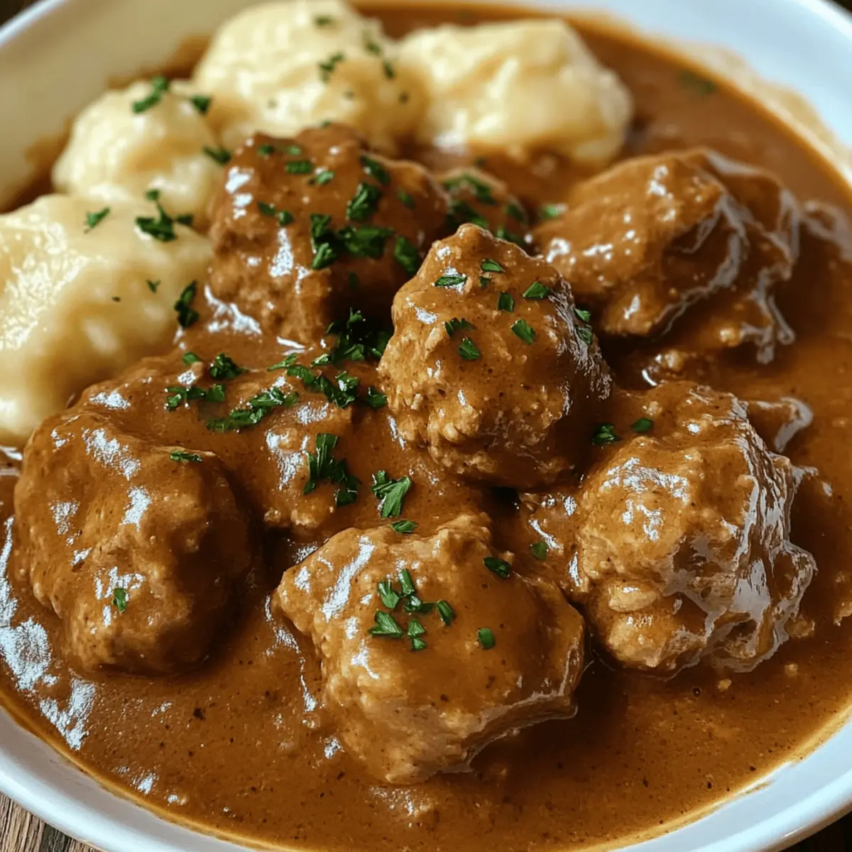 Butterzartes Rahmgulasch mit Serviettenknödel für Zuhause