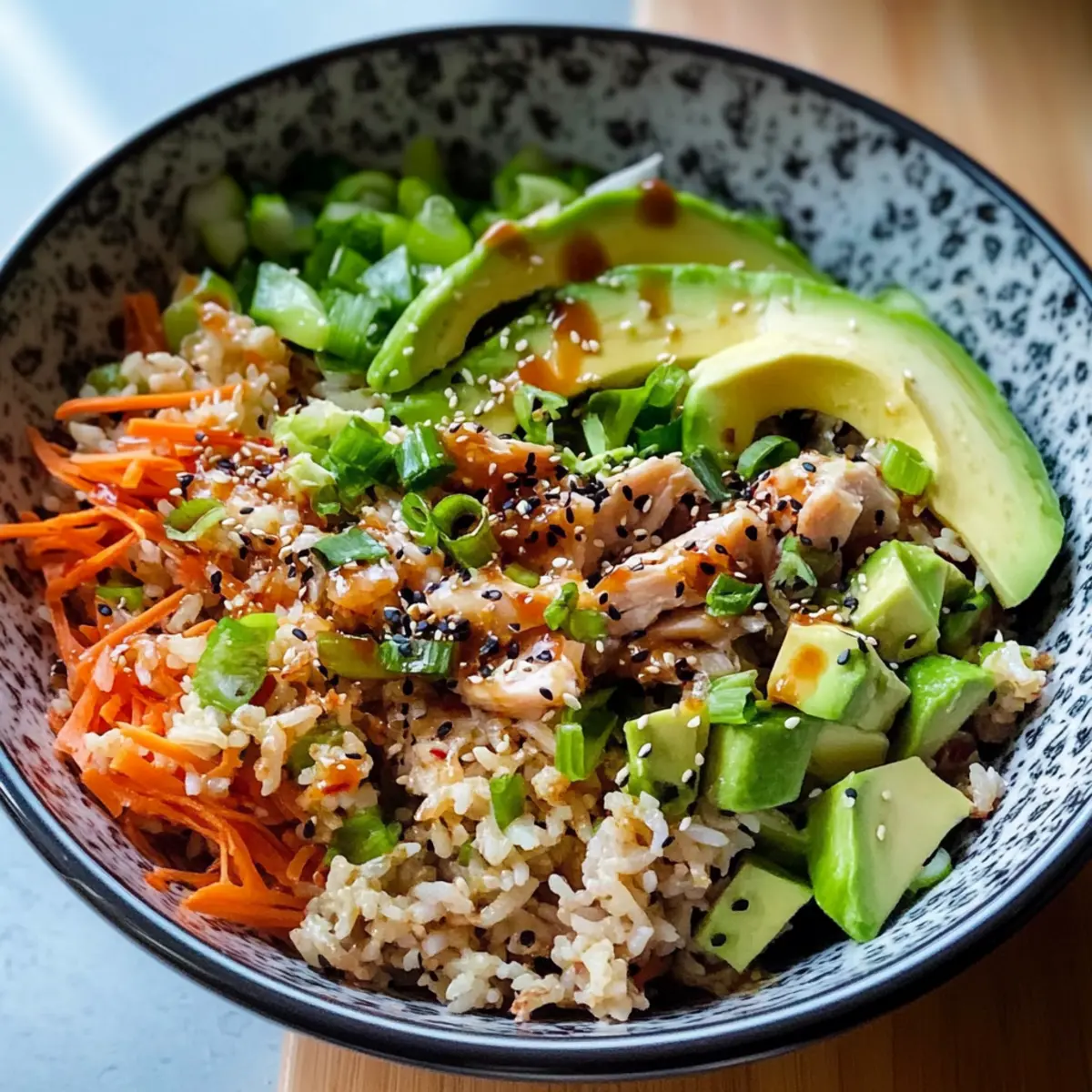 Thunfisch Avocado knuspriger Reis Salat für jede Gelegenheit