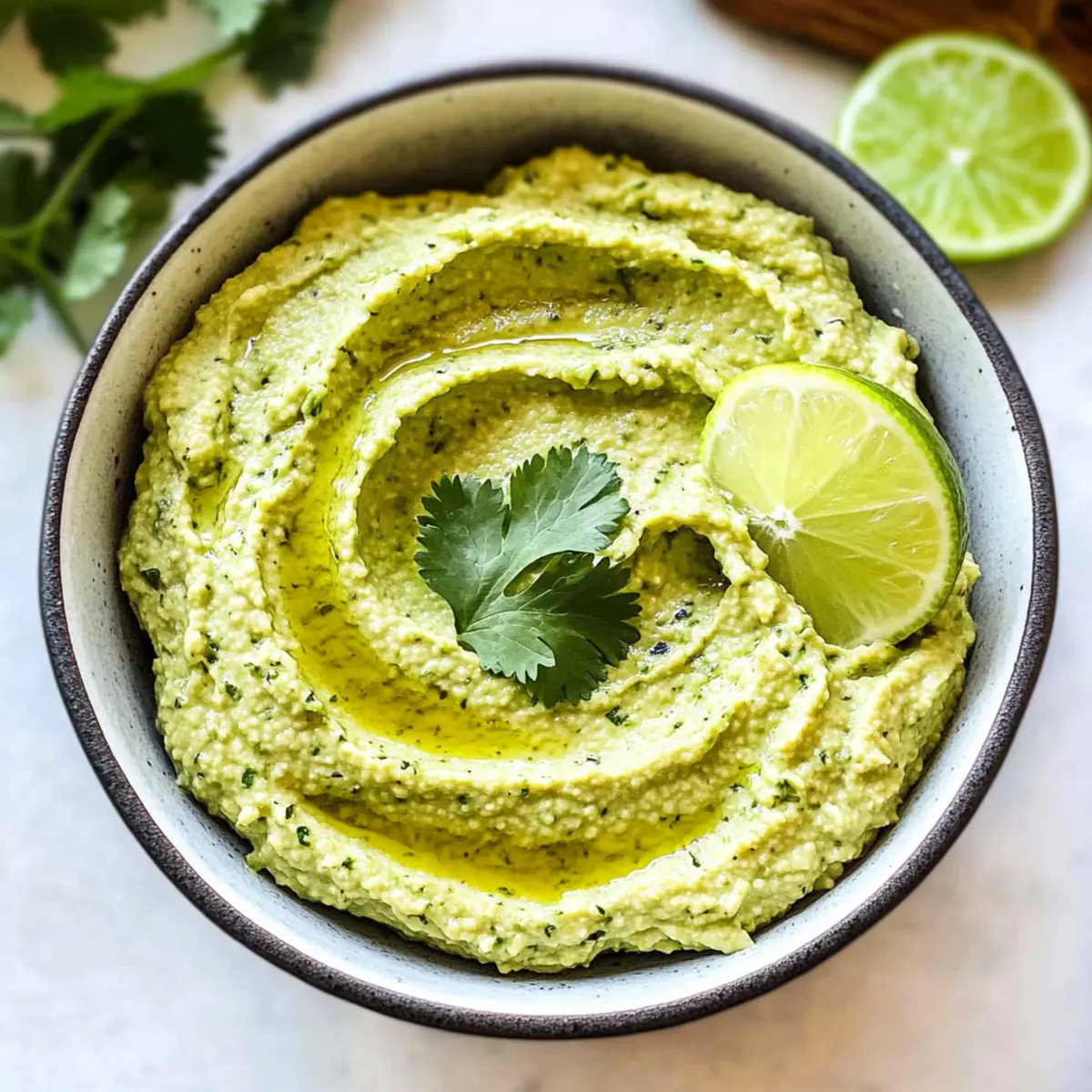 Einfache Edamame-Hummus mit Limette und Koriander