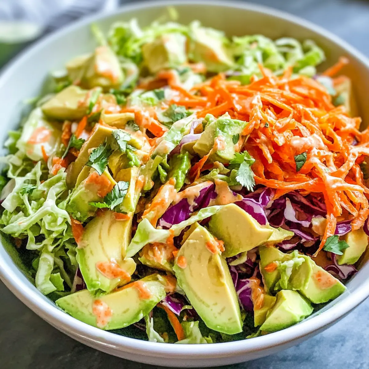Zerrissener Thai-Salat mit Avocado für den Sommer