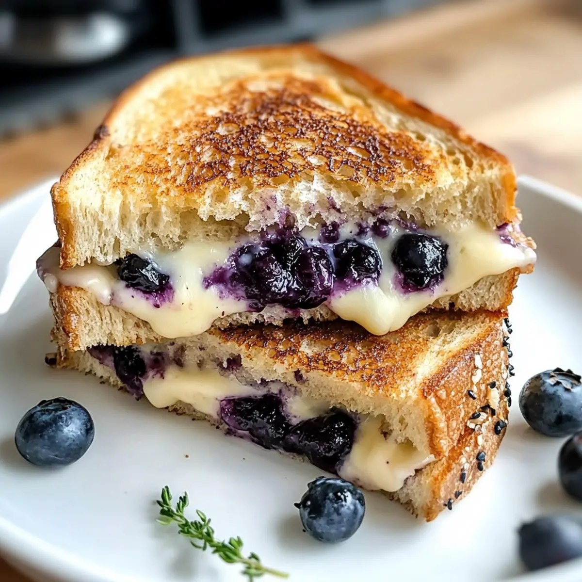 Knuspriger Blaubeer-Cheeseburger für Feinschmecker