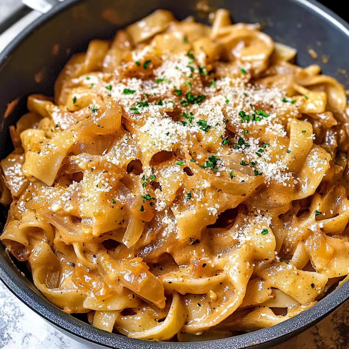 Ein Topf Französische Zwiebel Pasta für echten Genuss
