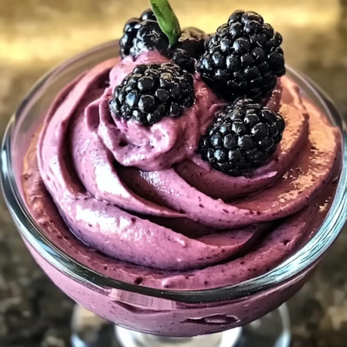 Schwarzbeerenfreude: Erfrischende Sommermousse