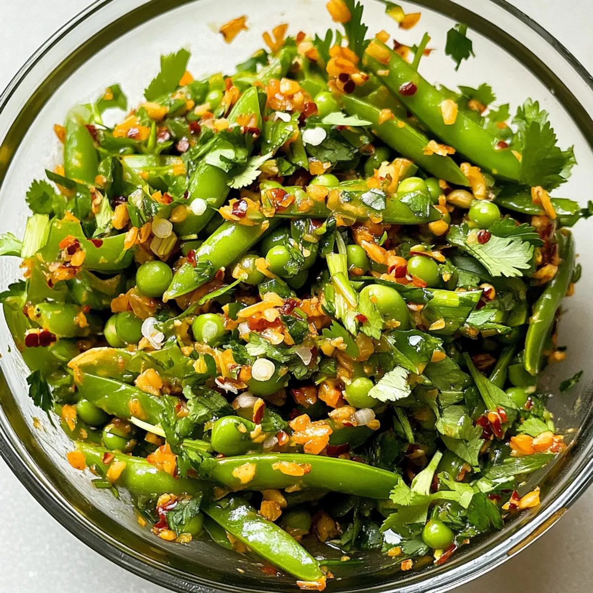 Chili-Knuspersalat mit Zuckerschoten für Frühling Genuss
