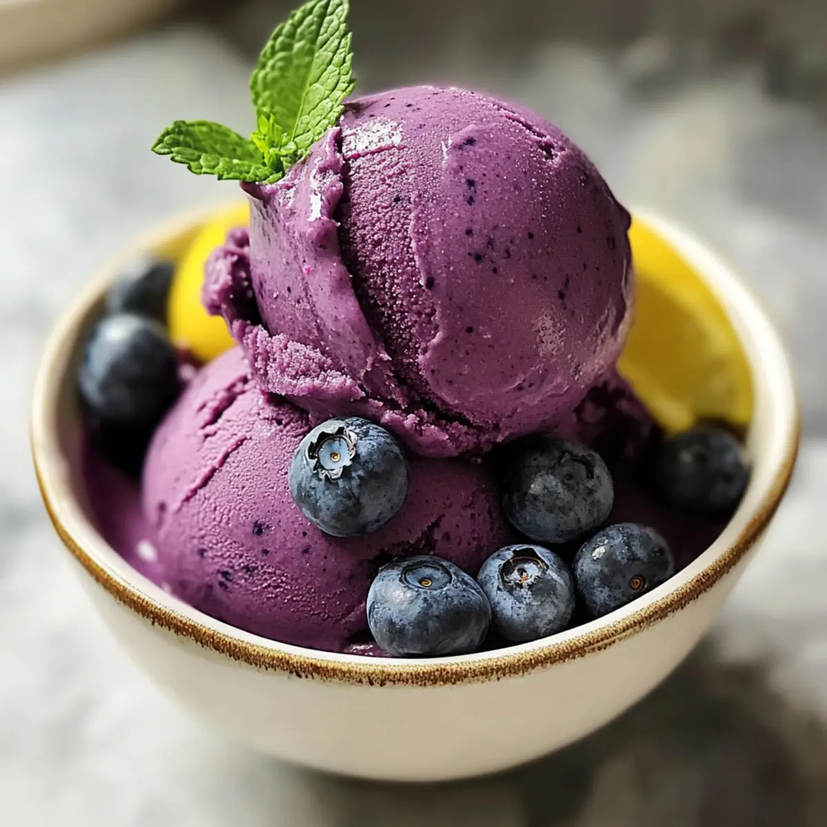 Kein-Churn Blaubeer Zitronen Sorbet für heiße Tage