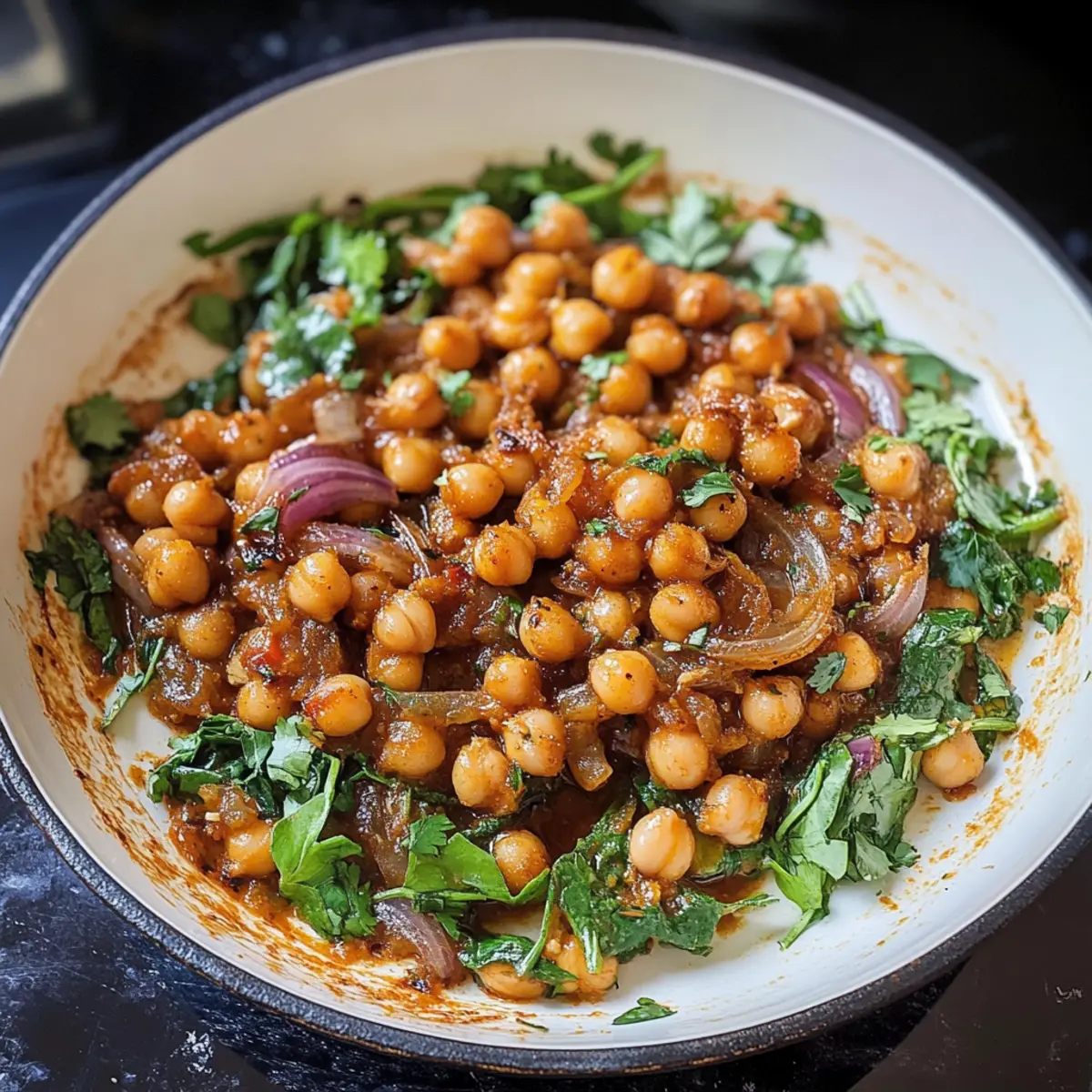 Ein-Pfannen-Harissa-Kichererbsen mit Zwiebeln