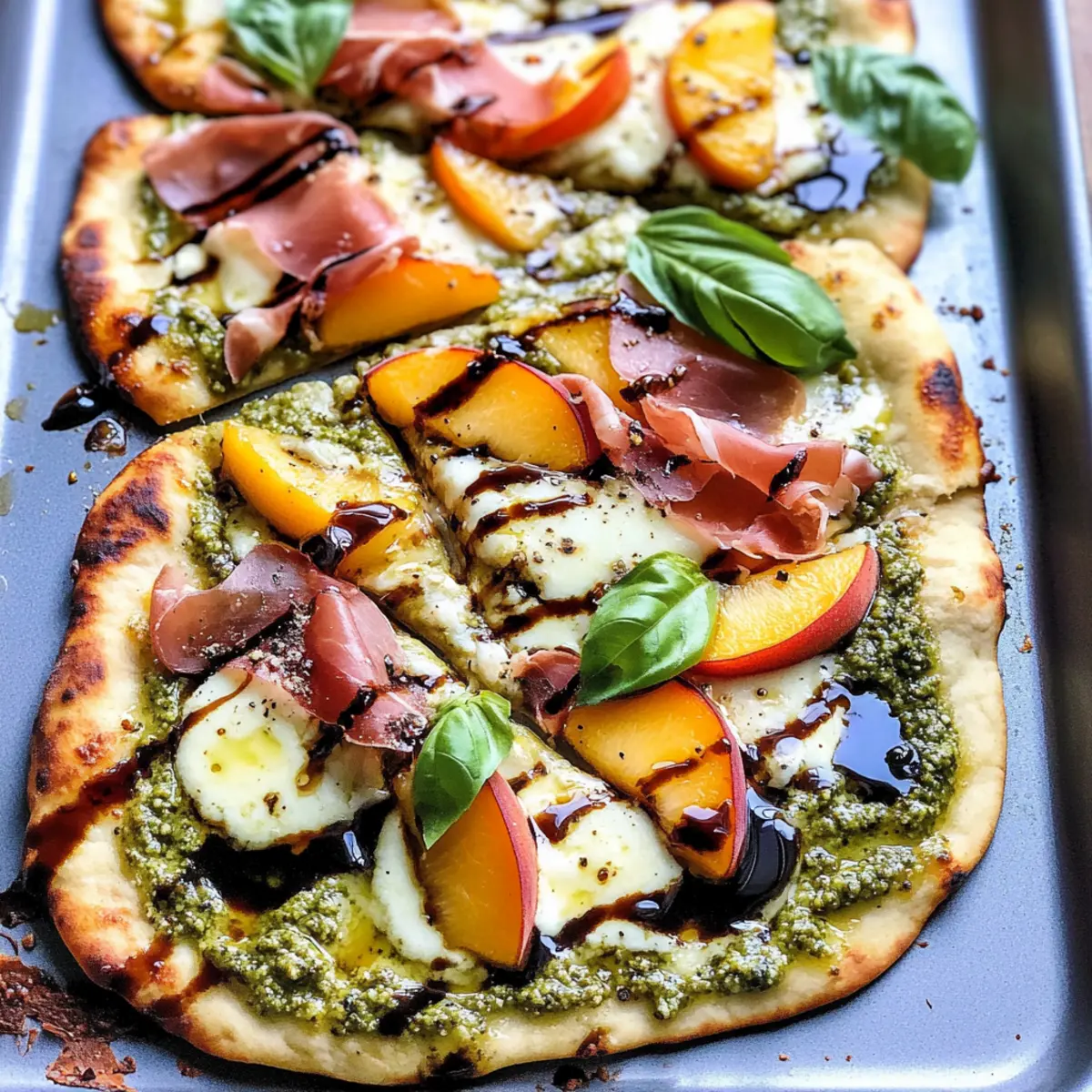 20 Minuten Sommer Naan Pizzas mit Pfirsich und Prosciutto