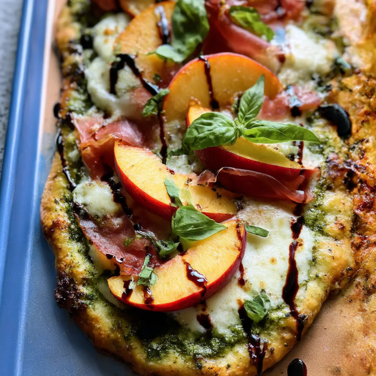 20 Minuten Sommer Naan Pizzas mit Pfirsich und Pesto