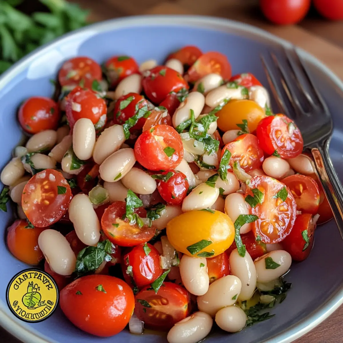 Kirschtomaten- und weißen Bohnensalat für den Sommer