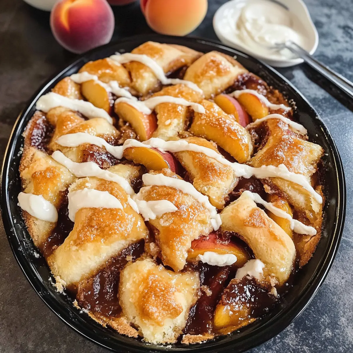 Zimtschnecken-Pfirsich-Cobbler für den perfekten Brunch