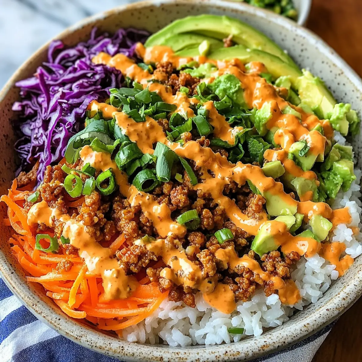 Gemüse-Hühnchen-Reis-Bowls mit Bang Bang Sauce